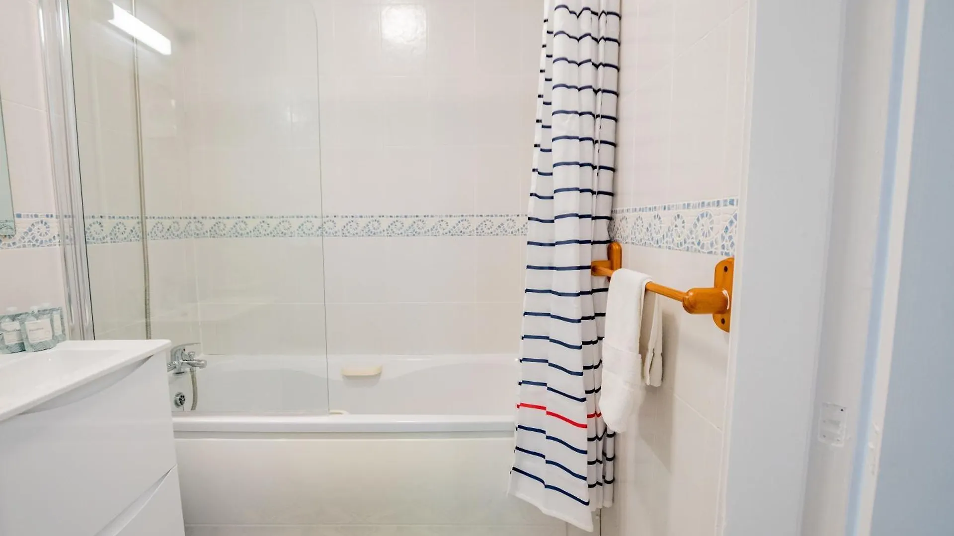 Simply Stunning 3 Bed Apartment With Free Parking Galway 0*,